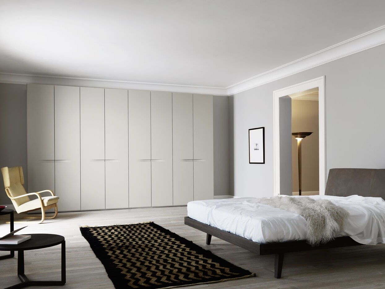 Camera da letto in stile contemporaneo con un armadio