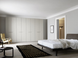 Camera da letto in stile contemporaneo con un armadio