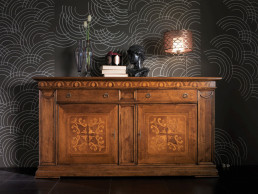 Credenza in legno in stile classico